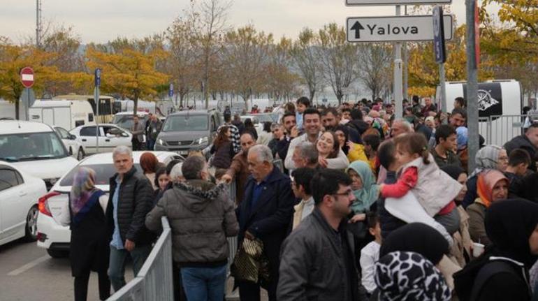 İzmit Körfezi'ne demirleyen TCG Anadolu'ya ziyaretçi akını