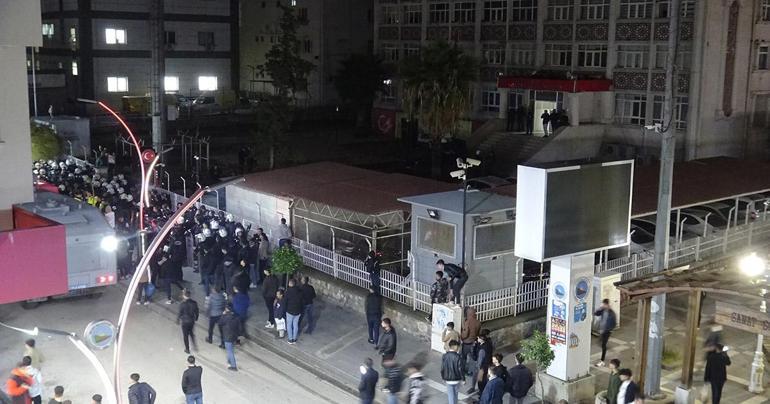 Kur'an-ı Kerim'i yırtarak küfretti! Linç edilemekten polis kurtardı