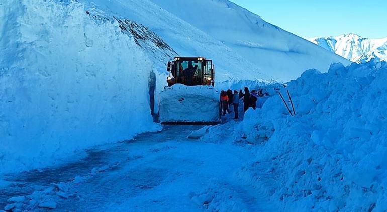 Van- Bahçesaray kara yoluna çığ düştü! 2 Ocak'ta ulaşıma açılıyor