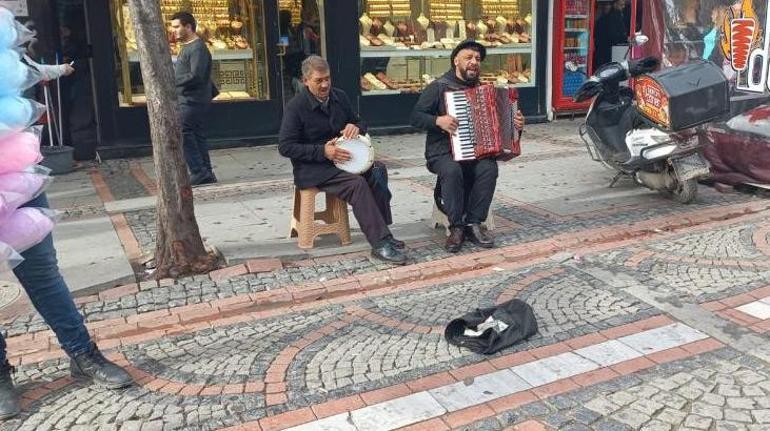 Dilan Polat'ın 'Enerji' şarkısını bir de sokak sanatçılarından dinleyin