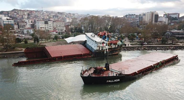 Karaya oturan geminin ölen mürettebatı kimsesizler mezarlığına defnedildi