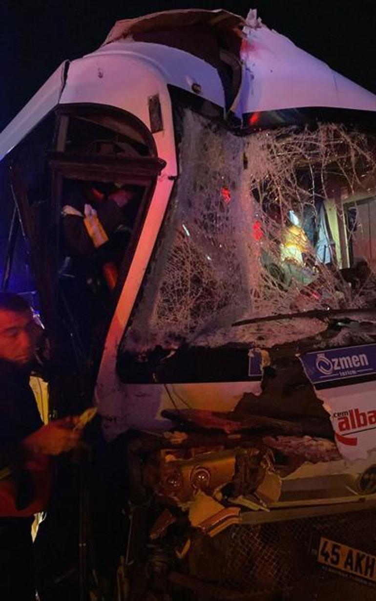 Manisa'da servis minibüsü TIR’a çarptı! Çok sayıda yaralı var...