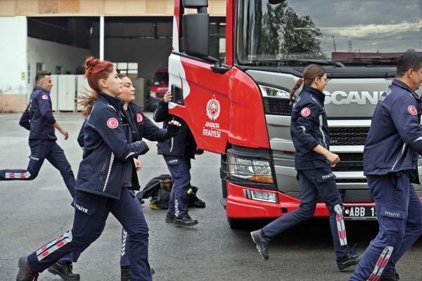 16 tona kadar çıkan araçları kullanıyorlar! 'Trafikte bizi görünce önce şaşırıp, ardından alkışlıyorlar'