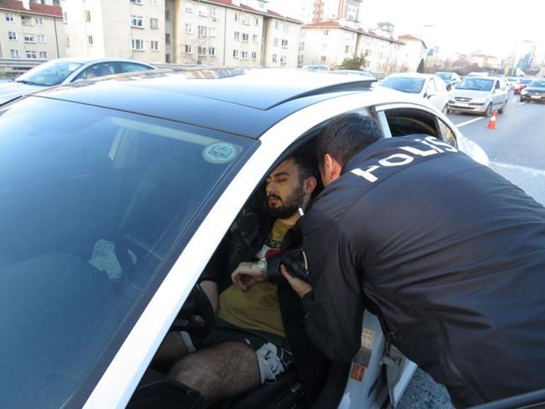 İstanbul'da sol şeritte durdu! Direksiyonda uyudu, trafiği kilitledi