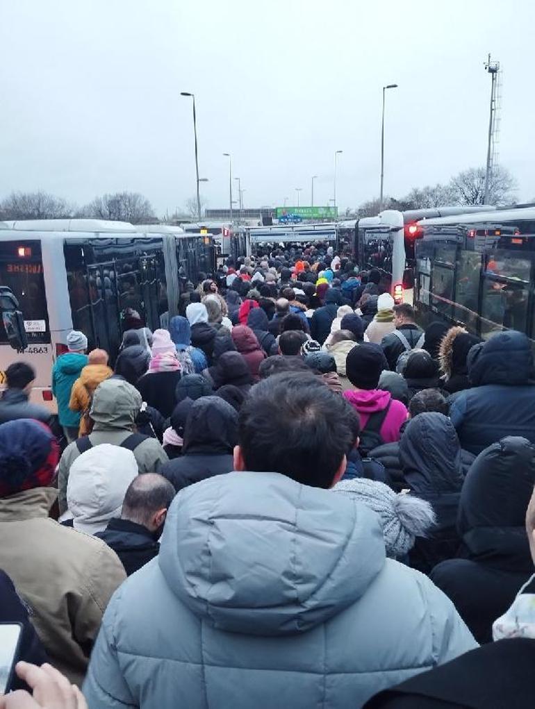 İstanbul'da metrobüs durağında yoğunluk