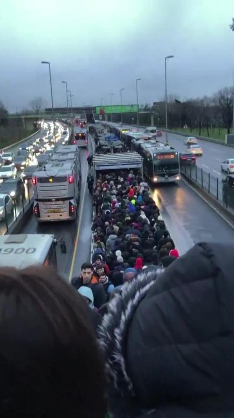 İstanbul'da metrobüs durağında yoğunluk