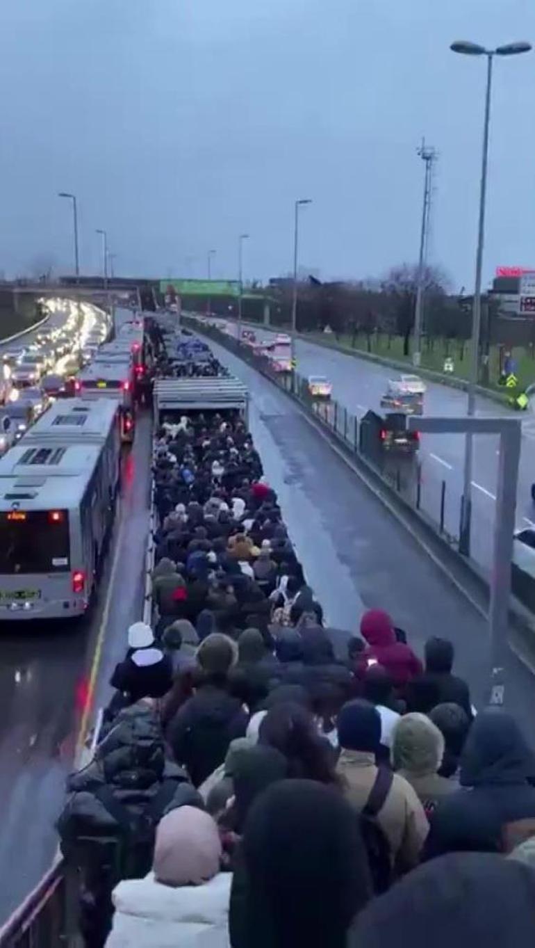 İstanbul'da metrobüs durağında yoğunluk