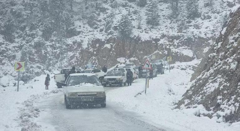 Bolu Dağı'nda kar etkili oluyor! Kar kalınlığı 15 santimetreyi buldu