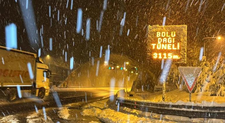 Bolu Dağı'nda kar yağışı şiddetlendi! Görüş mesafesi 40 metrelere düştü