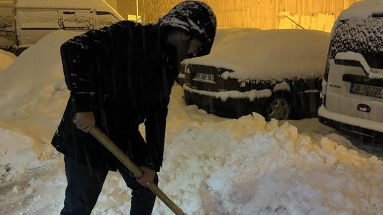 Hakkari'de kar kalınlığı 20 santimetreyi buldu: Okullar 1 gün tatil edildi