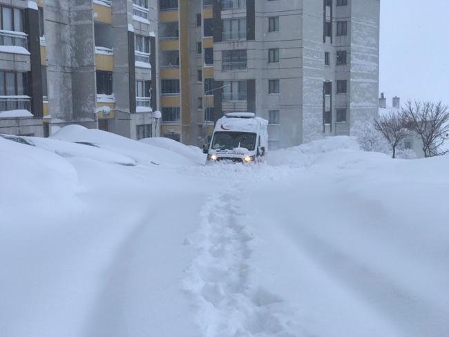 Kar esareti! 355 köy ve mezra yolu ulaşıma kapandı, kara yoluna çığ düştü