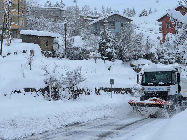 Kar esareti! 355 köy ve mezra yolu ulaşıma kapandı, kara yoluna çığ düştü