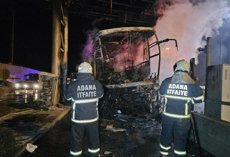 Korku dolu anlar! Beton bariyere çarpan yolcu otobüsü alev aldı