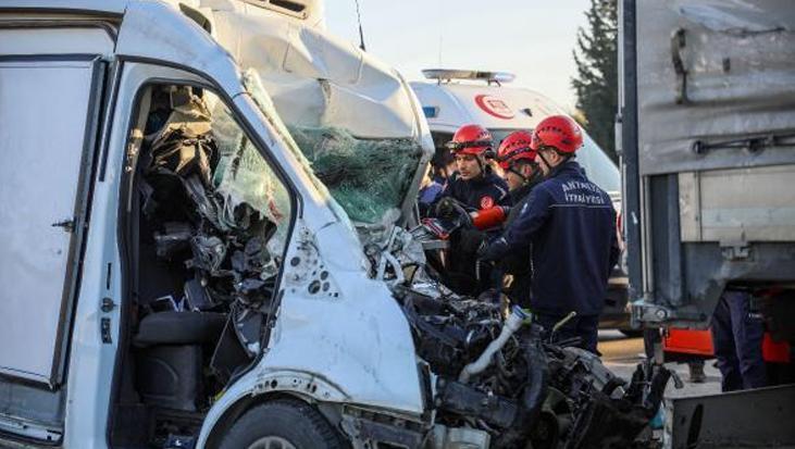 Antalya’da feci kaza: TIR’a çarpan minibüsün sürücüsü öldü