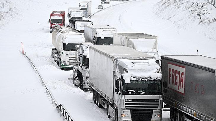 İsveç’te kar esareti! Araçlar yolda mahsur kaldı