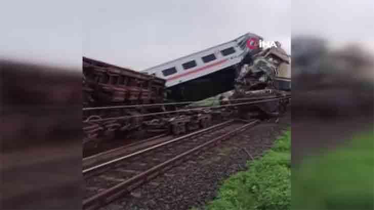 Endonezya’da yolcu trenleri çarpıştı! En az üç ölü, 28 yaralı