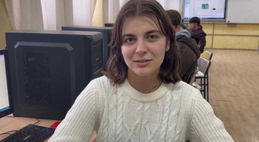 Ebru, 914 kişilik okulun tek kız öğrencisi