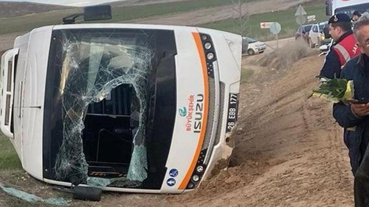 Kamyonun çarptığı halk otobüsü devrildi! Yaralılar var