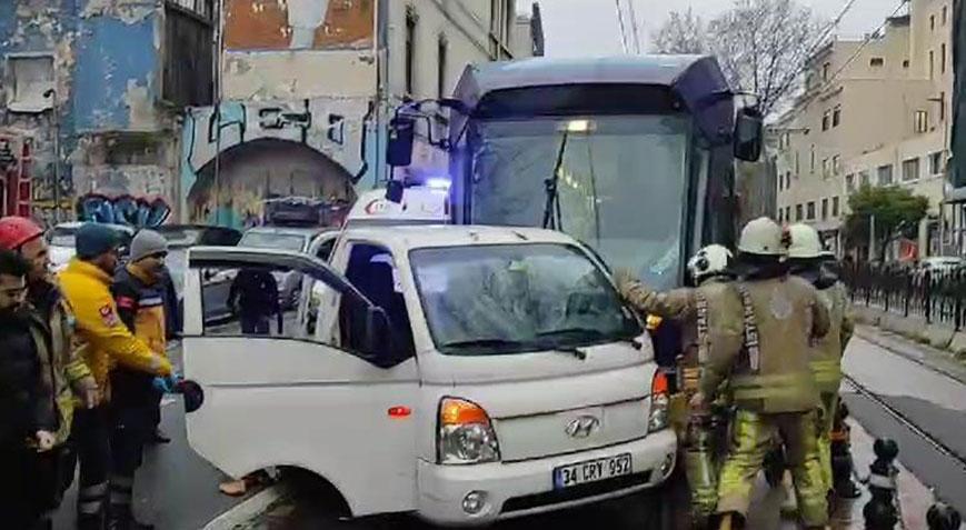 Karaköy’de tramvay kamyonete çarptı!