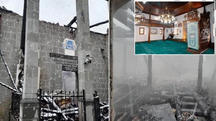 Dün ibadete açılan camiye bugün yıldırım düştü!