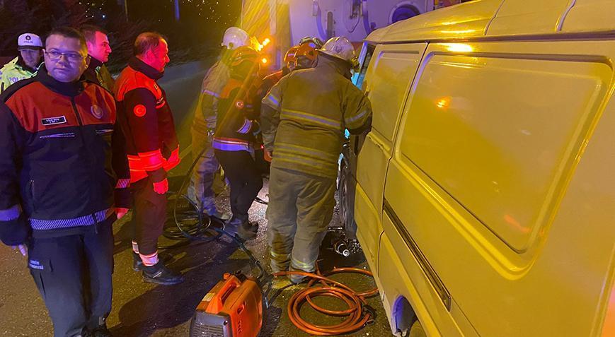 Minibüs yol temizleme aracına çarptı, sürücü ağır yaralandı