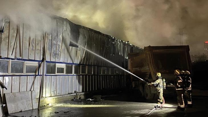 Beylikdüzü’nde makine üretim tesisi alev alev yandı