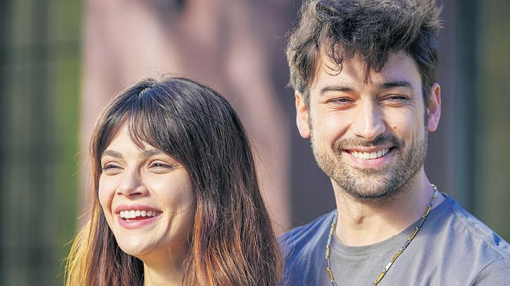 Alp Navruz’a sette sürpriz doğum günü