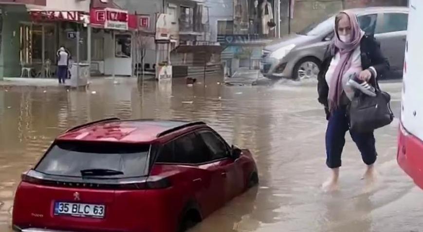 İzmir’i sağanak vurdu! Araçlar suya gömüldü, iş yerini ise su bastı