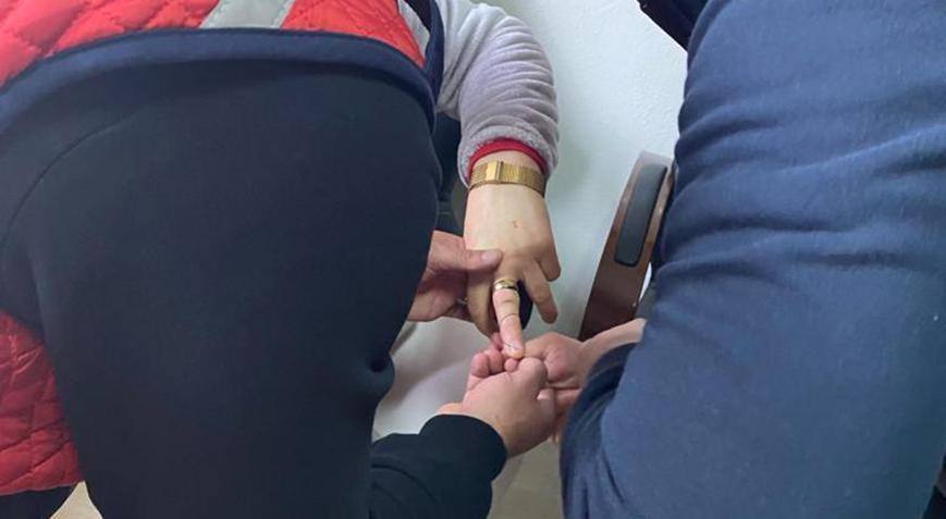 Yüzük parmağına sıkıştı, imdadına itfaiye koştu