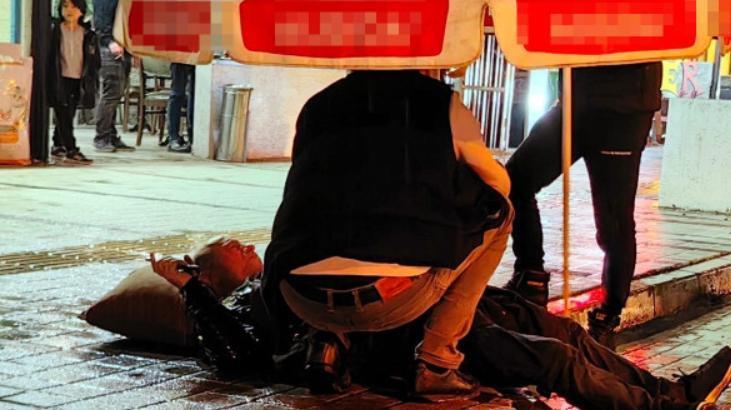 Kaza sonucu bir kişi yaralandı! Yaralıyı yağmurdan korumak için şemsiye tuttu