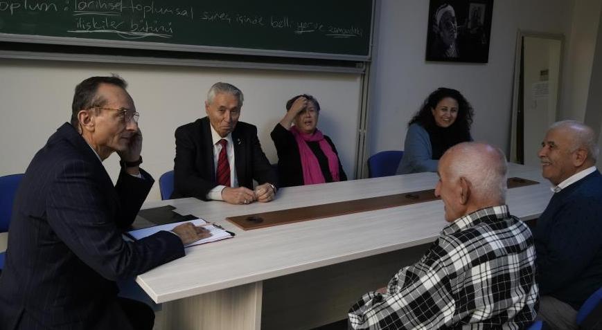 Yaşlı öğrenciler mezun olmak istemeyince, çözüm bulundu