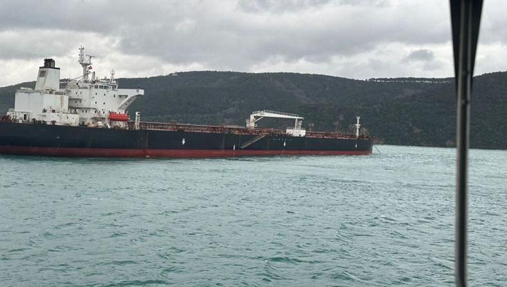 İstanbul Boğazı’nda arıza yapan yakıt tankeri güvenli bölgeye alındı