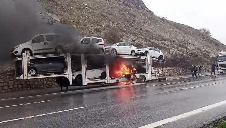 Mersin’de korku dolu anlar: TIR’ın dorsesindeki sıfır otomobiller yandı
