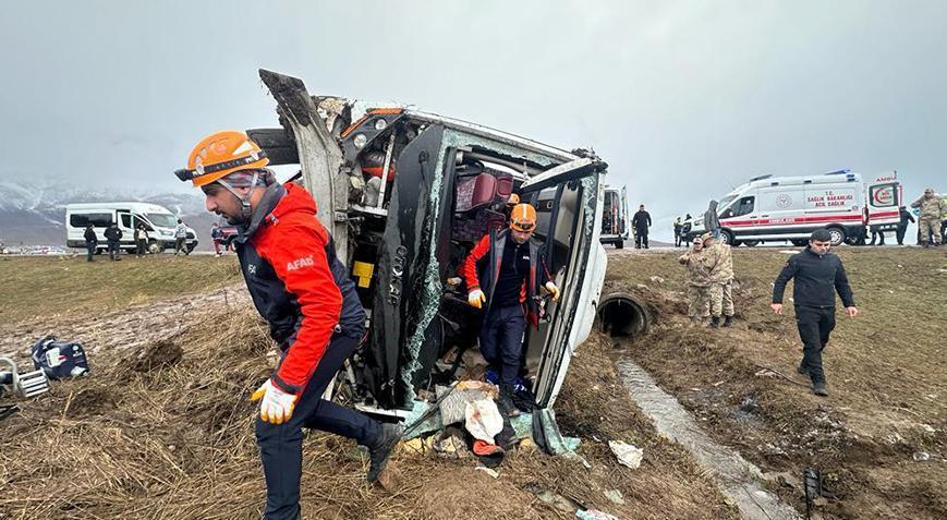 Van’da yolcu midibüsü devrildi! 7’si çocuk 27 kişi yaralandı