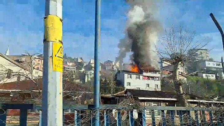 Ümraniye’de 4 katlı binanın çatısında yangın! Çok sayıda itfaiye sevk edildi