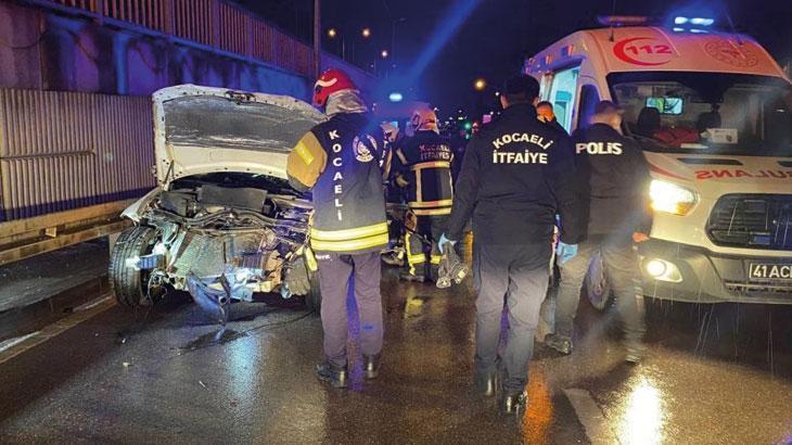 Kocaeli’nde bariyere çarpan otomobil hurdaya döndü: 2 ölü, 1 yaralı