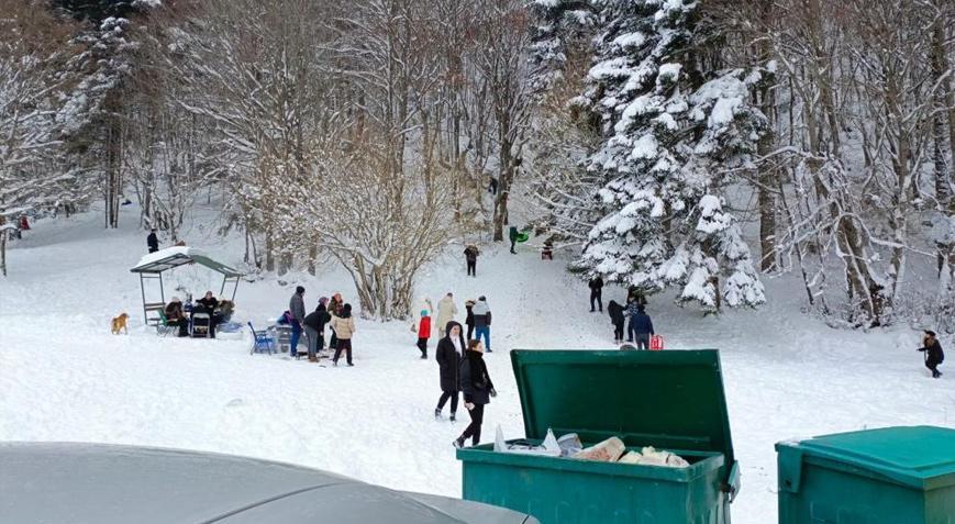 Kar yağdı tatilciler resmen akın etti! Kar kalınlığı 50 santimetreye ulaştı
