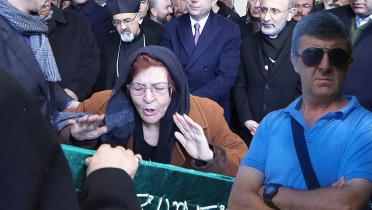 Annesi tabuta sarılıp ağladı! Gezmek amaçlı kiliseye gitmiş