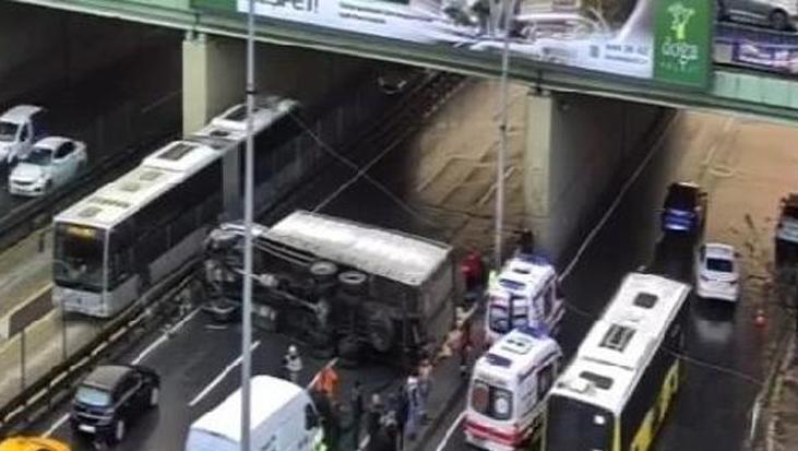 Son dakika! D-100 Karayolu’nda kamyon devrildi: Trafik tamamen durdu