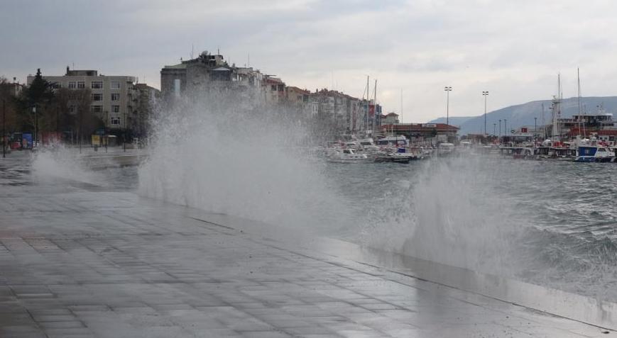 Meteoroloji uyarmıştı! Yüksekliği 5 metreyi bulan dalgalar oluştu