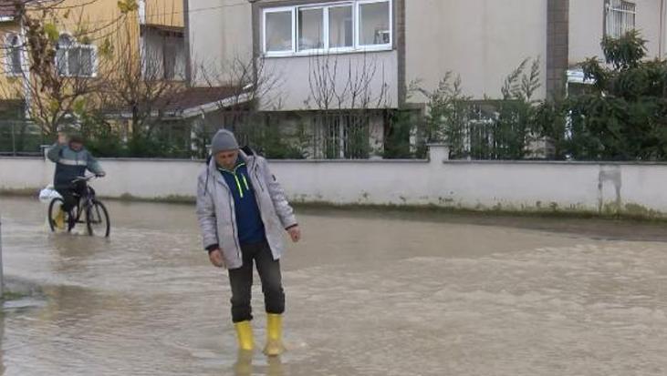 20 dakikalık yağış yetti! Silivri’de sokaklar göle döndü