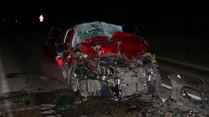 Gece yarısı feci kaza! Otomobil, kamyona arkadan çarptı