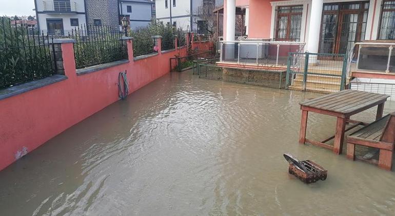 Silivri'yi sağanak yağış vurdu! Sahil şeridini su bastı