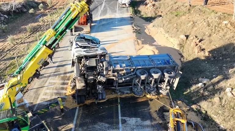 Şanlıurfa'da TIR'lar çarpıştı, 2 kişi öldü! Feci görüntüler