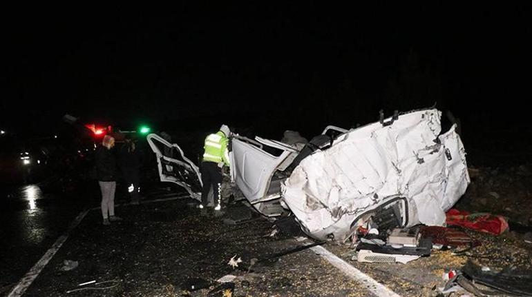 Şanlıurfa'da TIR'lar çarpıştı, 2 kişi öldü! Feci görüntüler