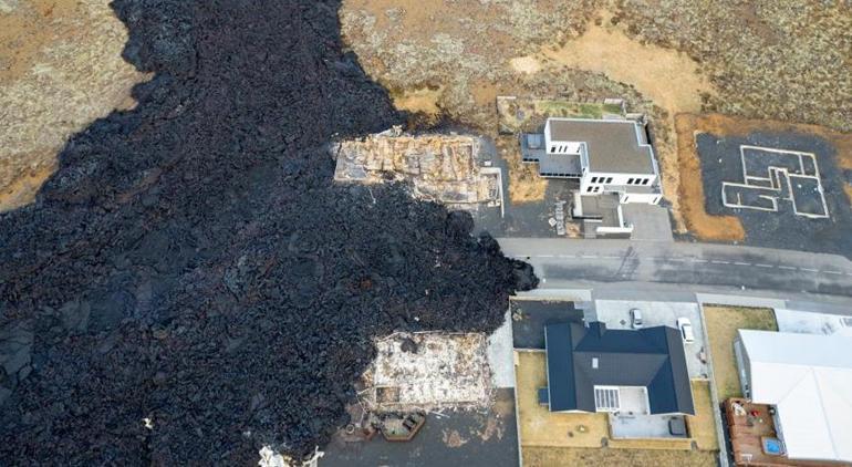 İzlanda'da korku dolu dakikalar! Evlere ulaşan lavlar havadan böyle görüldü