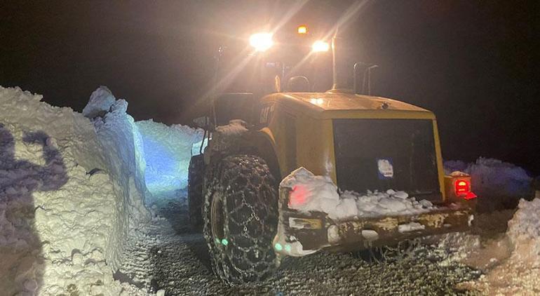 Van'da kar ve çığ esareti! Hasta çocuk, paletli ambulansla alındı