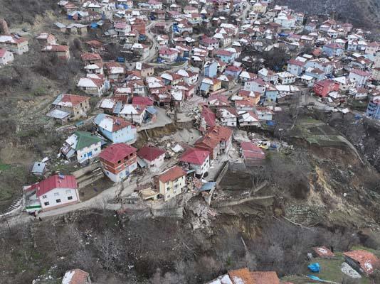 Tokat'ta heyelan! 39 evden 4’ü ile cami yıkıldı: Konutlara girişi yasakladık