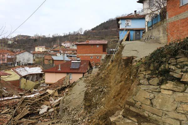 Tokat'ta heyelan! 39 evden 4’ü ile cami yıkıldı: Konutlara girişi yasakladık