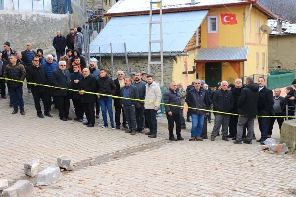 Tokat'ta heyelan! 39 evden 4’ü ile cami yıkıldı: Konutlara girişi yasakladık